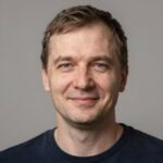Улыбающийся Андрей Волков — довольный клиент индивидуальных экскурсий по Санкт-Петербургу от компании Экскурсии Окадолина